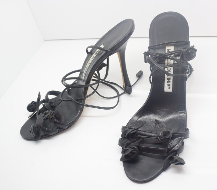 Manolo Blahnik Schuhe Pumps schwarz Blumen 37-0